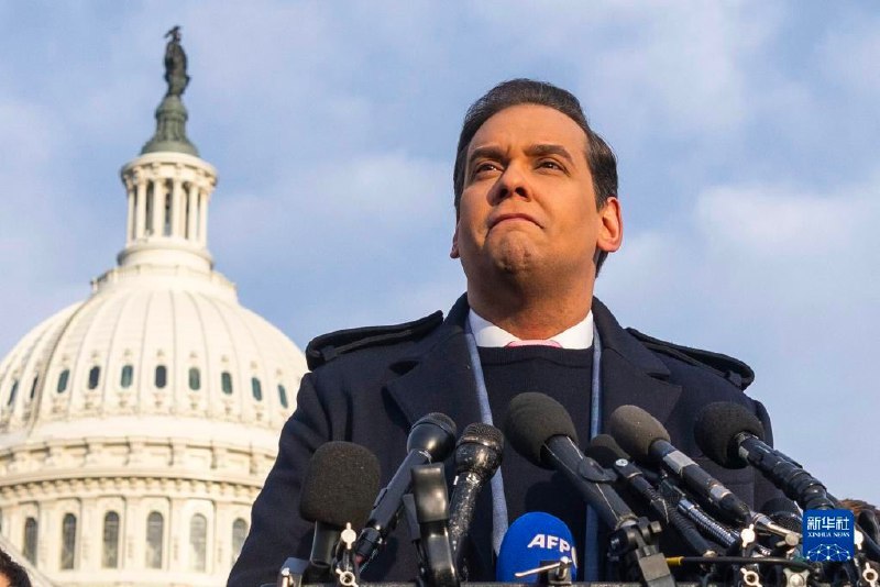 美国众议院1日以311票赞成、114票反对的投票结果通过一项驱逐共和党“丑闻议员”乔治·桑托斯的动议，使其成为众议院20多年来首个被驱逐的议员，也是众议院历史上第6个被驱逐的议员