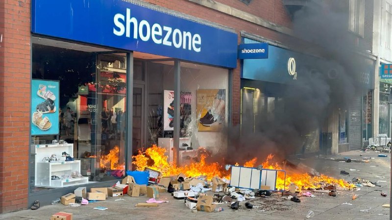 英国多个城市发生极右翼示威骚乱