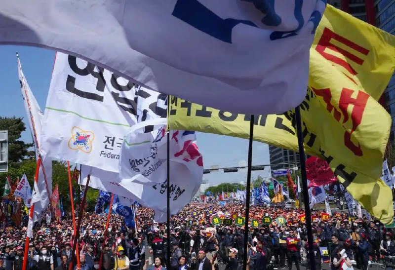 多国抗议者在五一国际劳动节当天举行集会