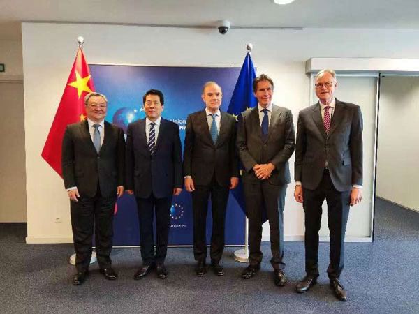 中国政府欧亚事务特别代表李辉5月25日分别同欧洲理事会主席米歇尔办公室主任贝尔纳、欧盟对外行动署副秘书长莫拉举行会谈