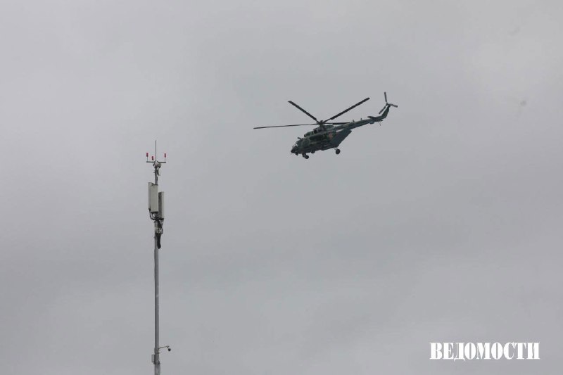 俄罗斯安全部队在莫斯科南部的高速公路附近构筑防线，入口附近可看到身着防弹衣、手持机枪的安全部队人员