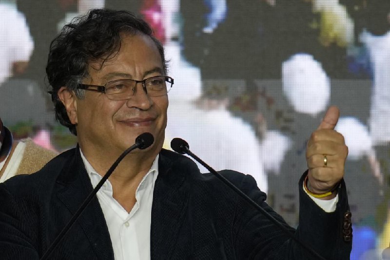 哥伦比亚29日举行总统选举，国家民事登记处29日晚发布的初步计票结果显示，左翼竞选联盟“哥伦比亚历史公约联盟”候选人古斯塔沃·佩特罗和独立参选人鲁道夫·埃尔南德斯在当天举行的首轮投票中得票领先，将共同进入总统选举第二轮投票