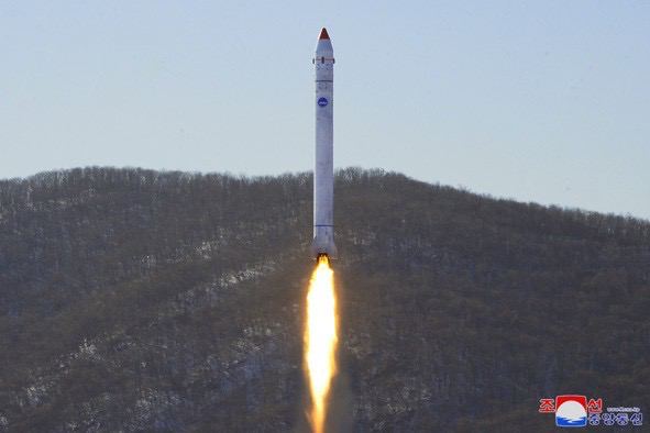 朝鲜国家宇宙开发局18日在平安北道铁山郡东仓里西海卫星发射场进行了侦察卫星研制收尾阶段的重要试验，军事侦察卫星1号的准备工作将在明年4月前完成，最快上半年进行发射