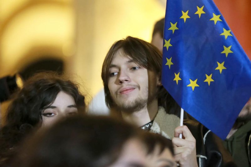 数万名格鲁吉亚民众28日晚在议会外举行抗议集会，要求取消此前的议会选举结果