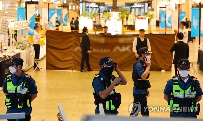 韩国京畿道城南市盆唐区书岘站附近书岘AK百货商店3日17时55分许发生一起无差别随机行凶事件，造成14人受伤