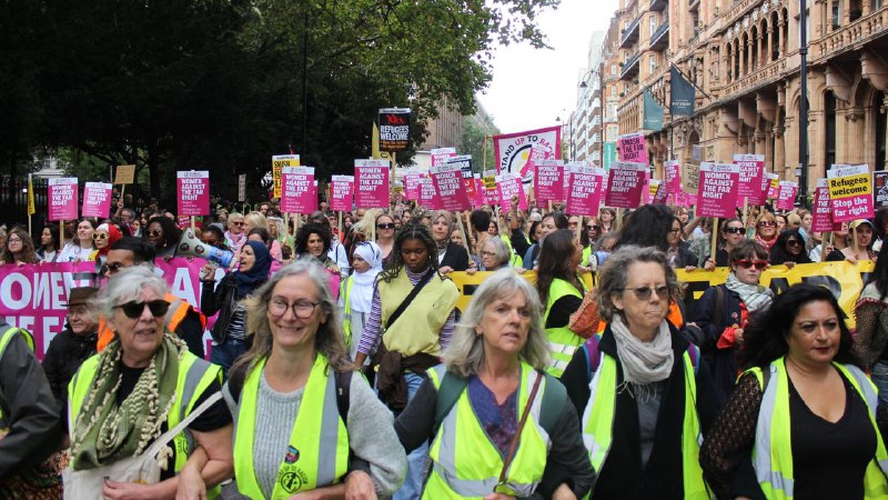 英国伦敦十余万人9月13日参加极右翼活动家汤米·鲁滨逊组织的“联合王国”反移民集会