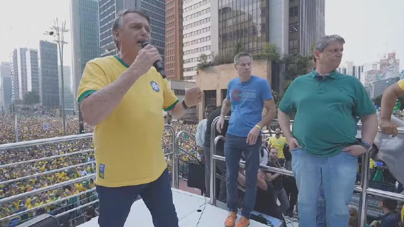 巴西前总统博索纳罗的数万名支持者7日走上圣保罗街头示威，抗议政府对X平台的禁令