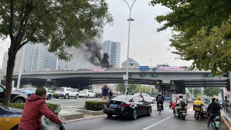 北京海淀四通桥上10月13日出现针对领导人习近平及中国防疫政策的抗议横幅