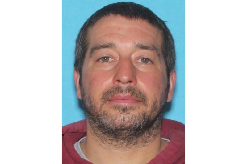 美国缅因州刘易斯顿市枪击案嫌犯罗伯特·卡德27日已经死亡