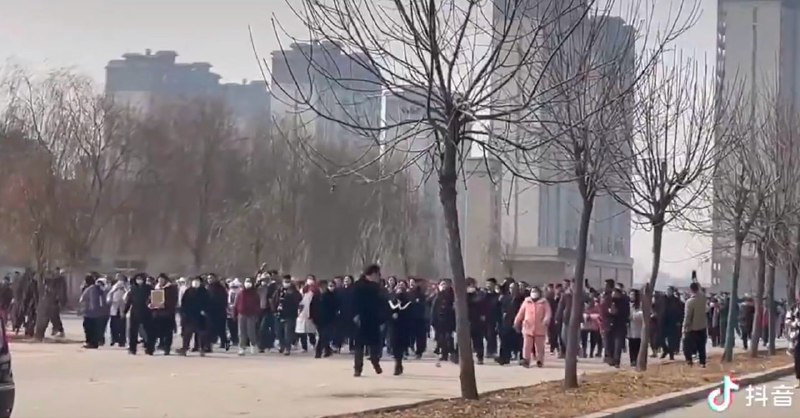 河南省商丘市宁陵县育华园学校学生杨某某2023年12月24日坠楼死亡，疑点引发大批民众示威