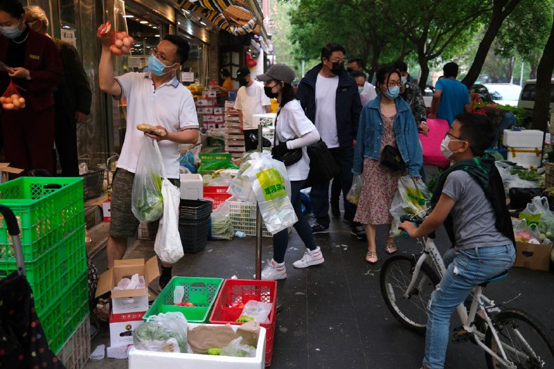 随着北京市开始对居民进行大规模核酸检测，北京居民开始囤积食品及其他生活用品