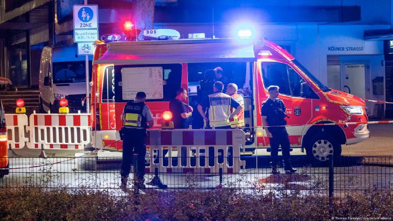 德国北莱茵-威斯特法伦州索林根市的中心广场23日晚发生持刀袭击事件，造成至少3人死亡、4人重伤