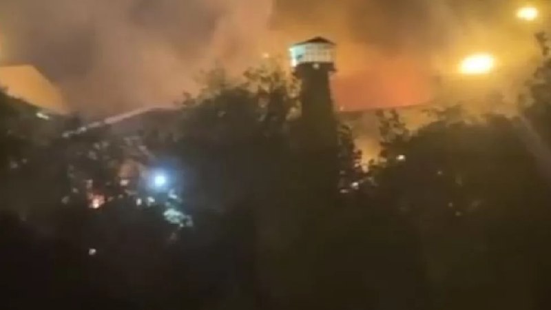 伊朗伊温监狱于10月15日突发大火，从现场视频中可以听到枪声和爆炸声