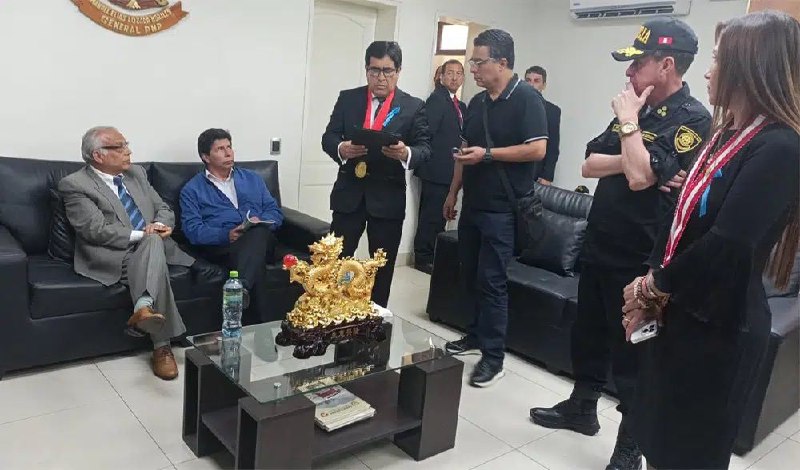 秘鲁总统卡斯蒂略7日被国会弹劾，副总统迪娜·博卢阿特接任