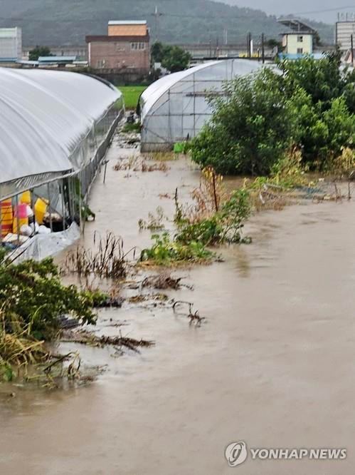 韩国庆尚北道、忠清南道等地近日连降暴雨，山体滑坡造成房屋被毁，还有车辆被淹