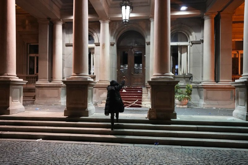 塞尔维亚举行抗议选举结果的活动，警方逮捕至少38人