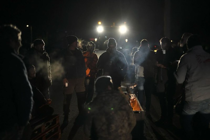 法国巴黎遭农民抗议者封路，政府宣布新措施试图平息抗议