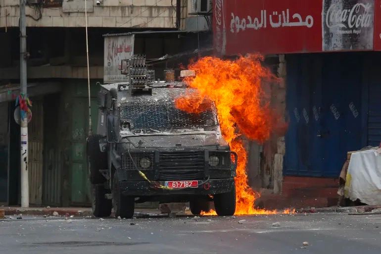 以色列军队7日进入纳布卢斯老城展开搜捕行动，与巴勒斯坦人发生冲突并交火，现场枪声不断