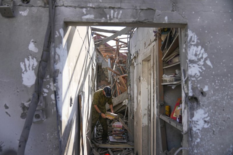 加沙地带卫生部门3日晚说，加沙城希法医院门口的医疗车队当天遭以色列军队空袭，造成至少15人死亡、60人受伤