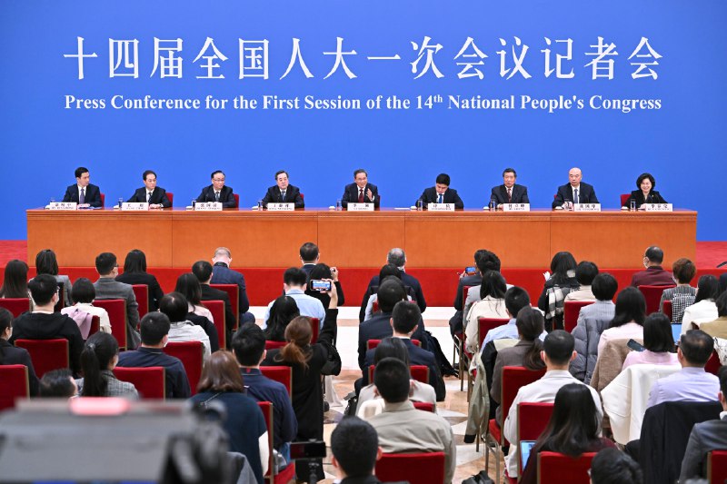 中国政府新任总理李强3月13日率四位新任副总理见传媒
