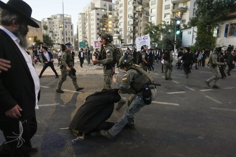 以色列最高法院6月25日裁定，极端正统派犹太人也应入伍服役，允许特定群体免除兵役构成歧视