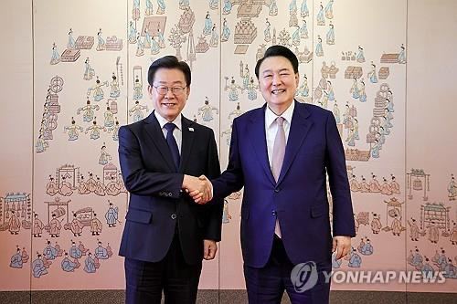 韩国总统尹锡悦和共同民主党党首李在明29日举行会谈，双方就各项国政话题广泛交换意见，但就大部分话题未能缩小意见分歧
