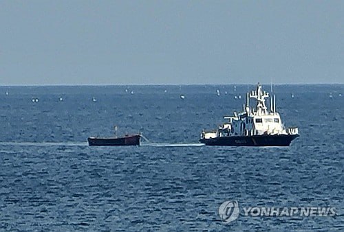 24日上午，4名朝鲜居民乘坐一艘小型木船越过东部海域北方界线南下，在江原道束草市以东约11公里处海上被韩国渔民发现，并向韩方表明投诚之意