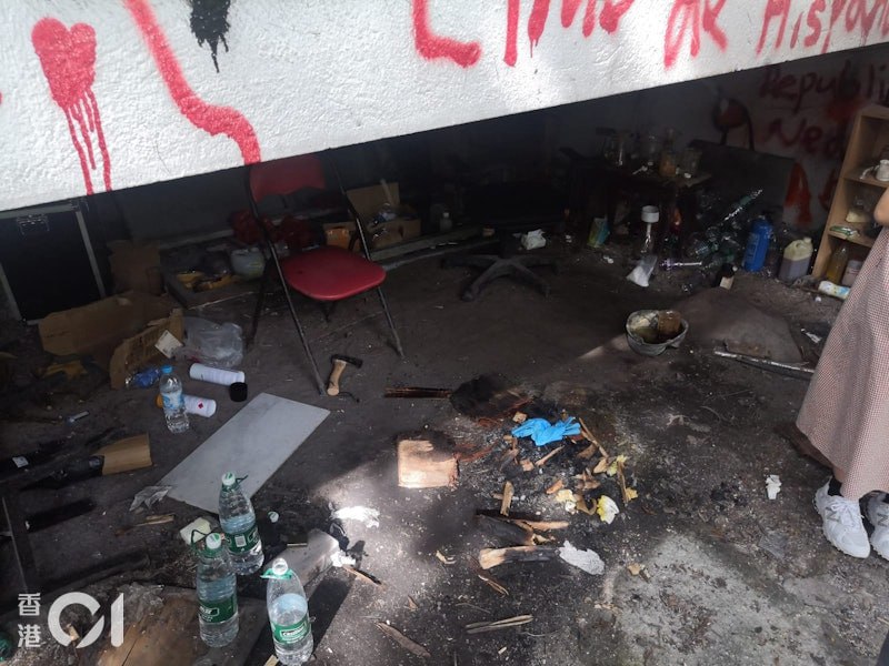 香港专业教育学院观塘分校后山23日发现20瓶可疑化学品及斧头、军刀、剪钳等武器