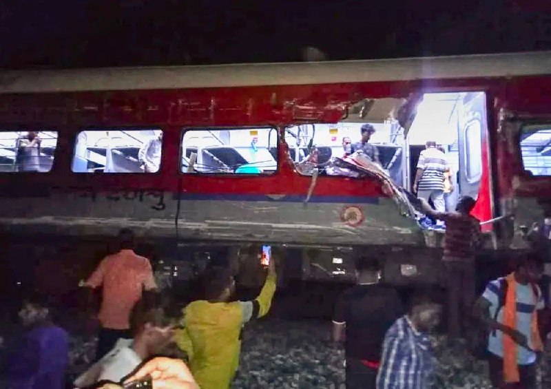 印度东部奥迪沙邦6月2日晚发生列车脱轨相撞事故，造成至少120人死亡，850人受伤