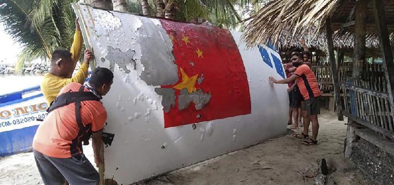 中国海警船夺取了菲律宾海员发现的疑似中国火箭残骸