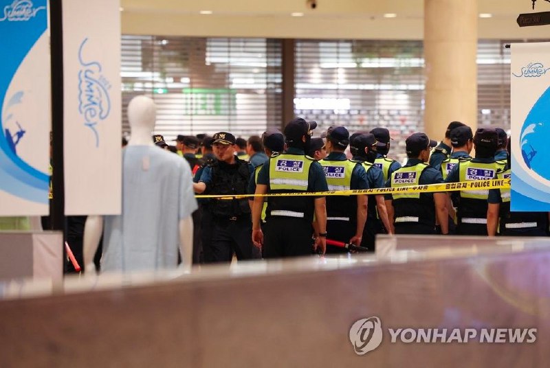 韩国京畿道城南市盆唐区书岘站附近书岘AK百货商店3日17时55分许发生一起无差别随机行凶事件，造成14人受伤