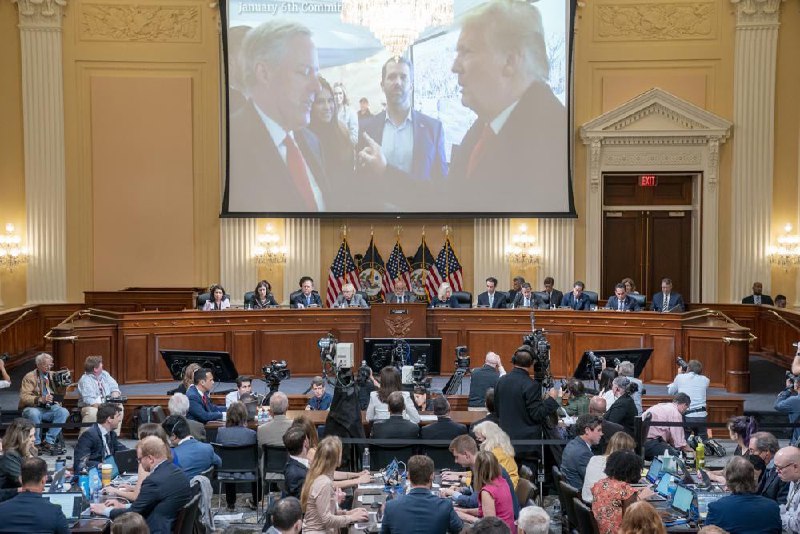 前白宫助理卡茜迪·哈钦森向调查国会大厦骚乱事件的众议院委员会作证称，美国前总统特朗普在2020年1月6日的集会上拒绝了其安保人员关于抗议者的警告，并不顾一切地试图加入其支持者的队伍，向国会大厦前进