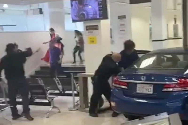 当地时间周一下午，一辆汽车冲入中国驻旧金山总领馆签证办公室